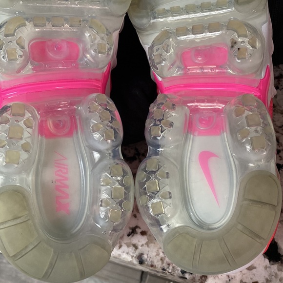 NIKE AIR VAPORMAX PLUS Platinum Tint/Flash Crimson/Pink Blast 10 - Picture 9 of 15